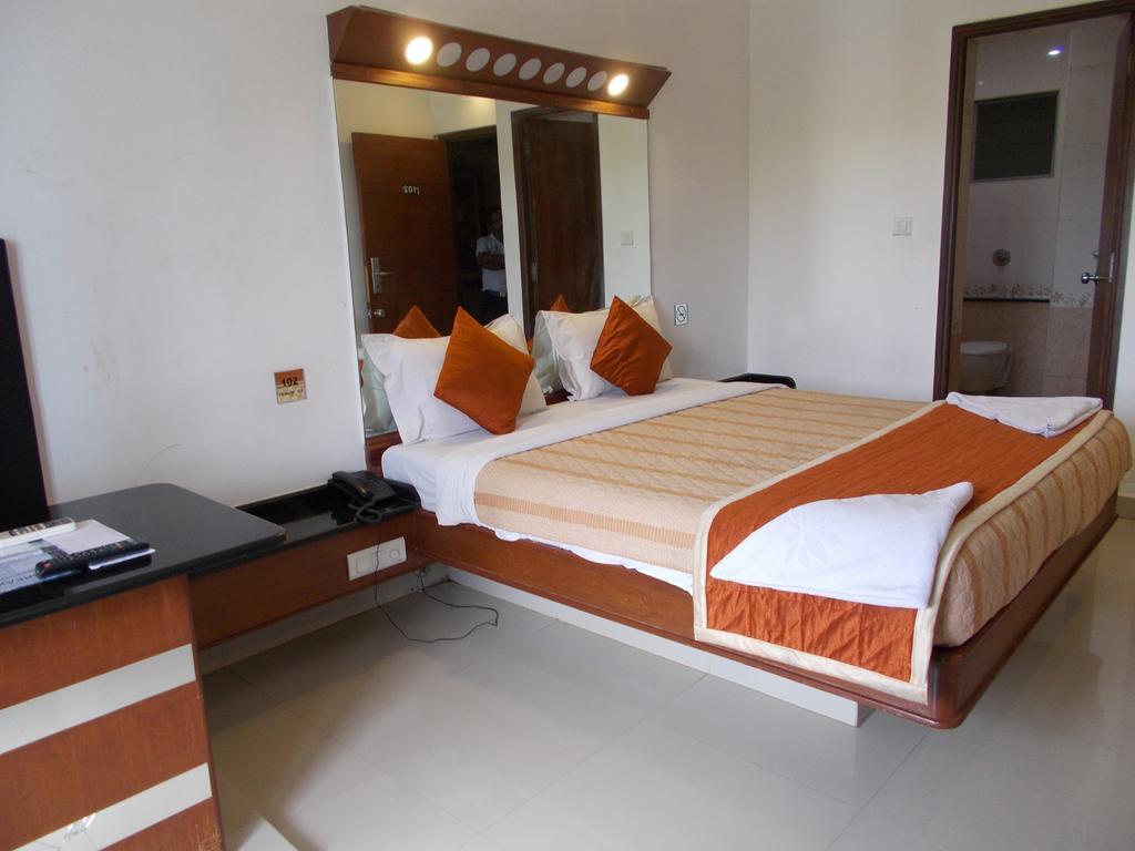 Lotus Comfort - A Pondy Hotel Pondicherry Ngoại thất bức ảnh